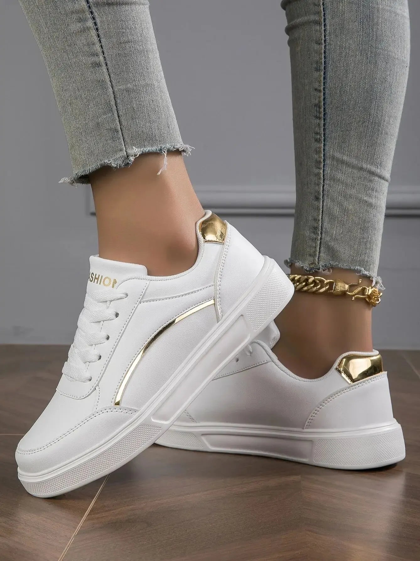 Women's white Sneakers assents gold